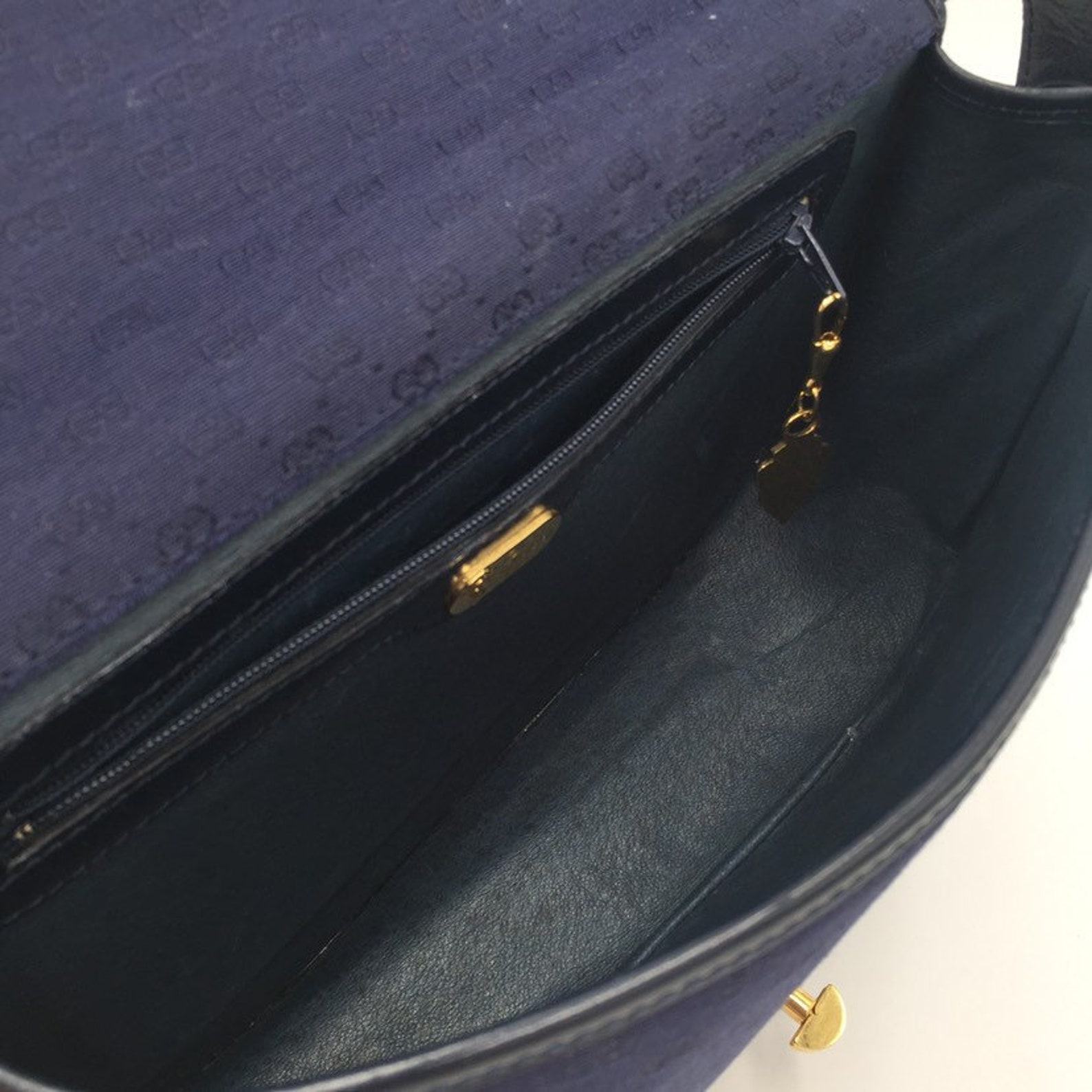 Authentic Gucci Monogram Crossbody Bag Timeless Elegance for the Modern Woman