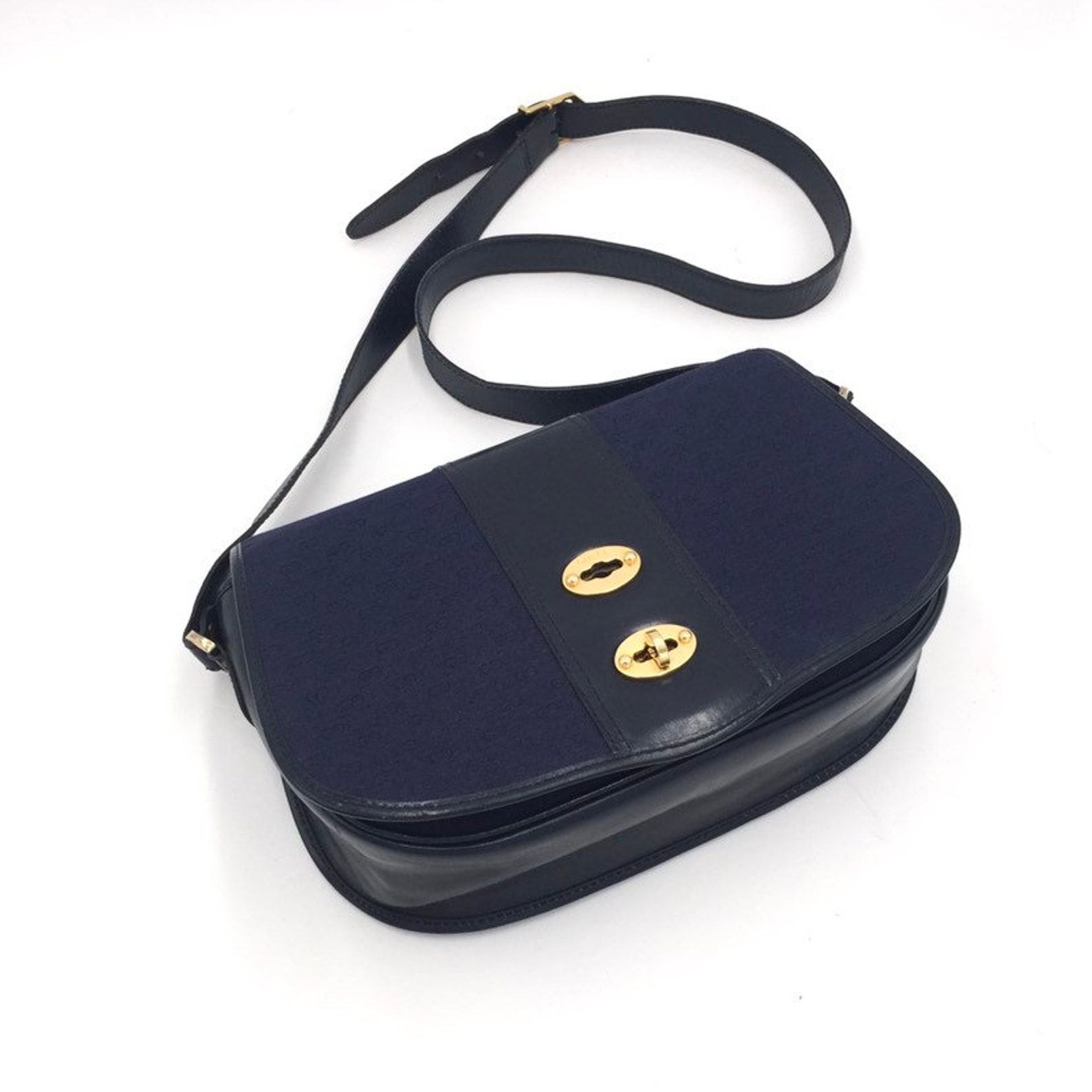 Authentic Gucci Monogram Crossbody Bag Timeless Elegance for the Modern Woman