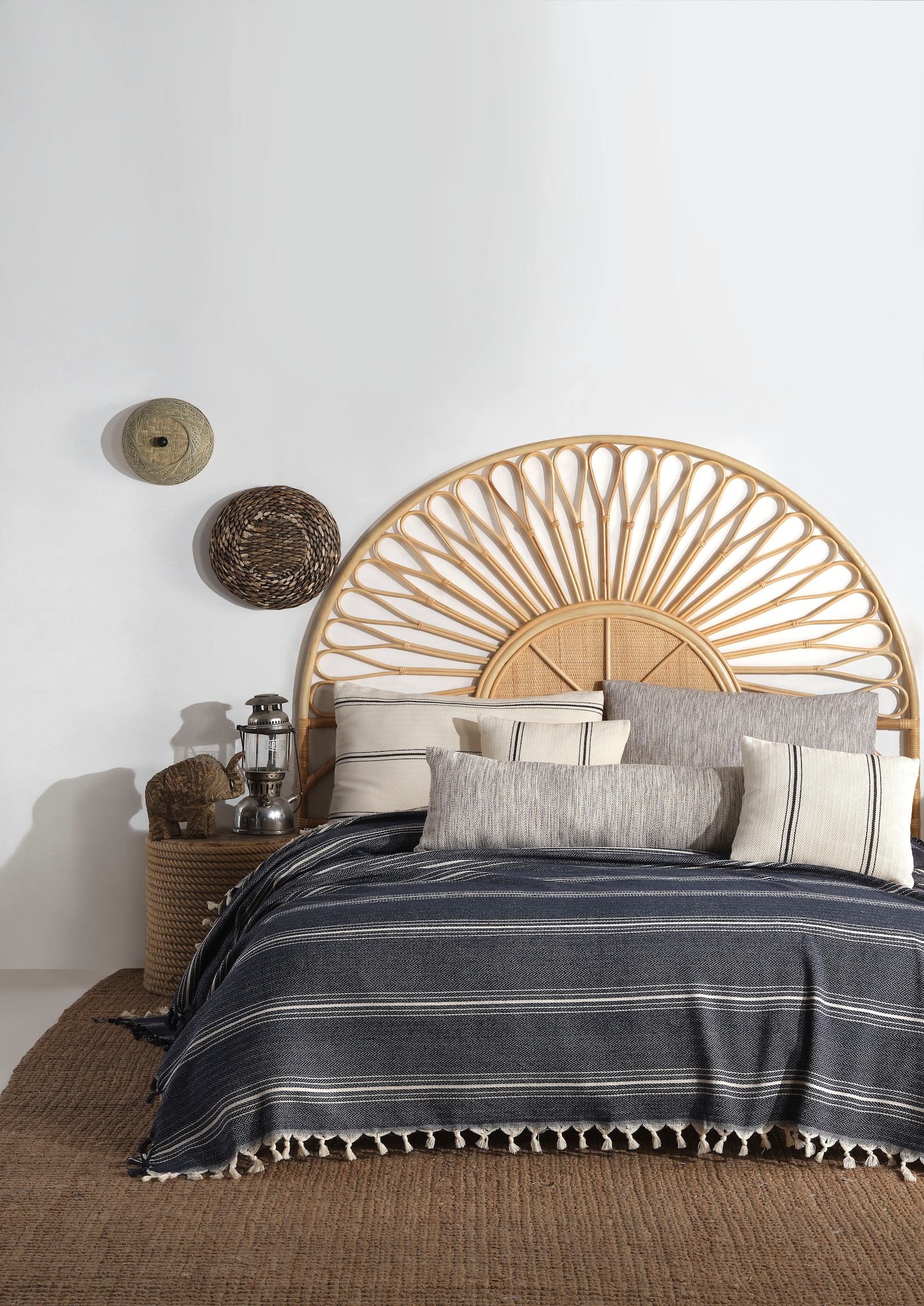 Boho Bliss Navy Blue and Cream Woven Cotton Bedspread for King Size, Perfect for Summer Nights and Mother’s Day - Image 4