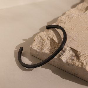 Caitlyn Minimalist Men’s Black Bangle Bracelet The Epitome of Masculine Elegance