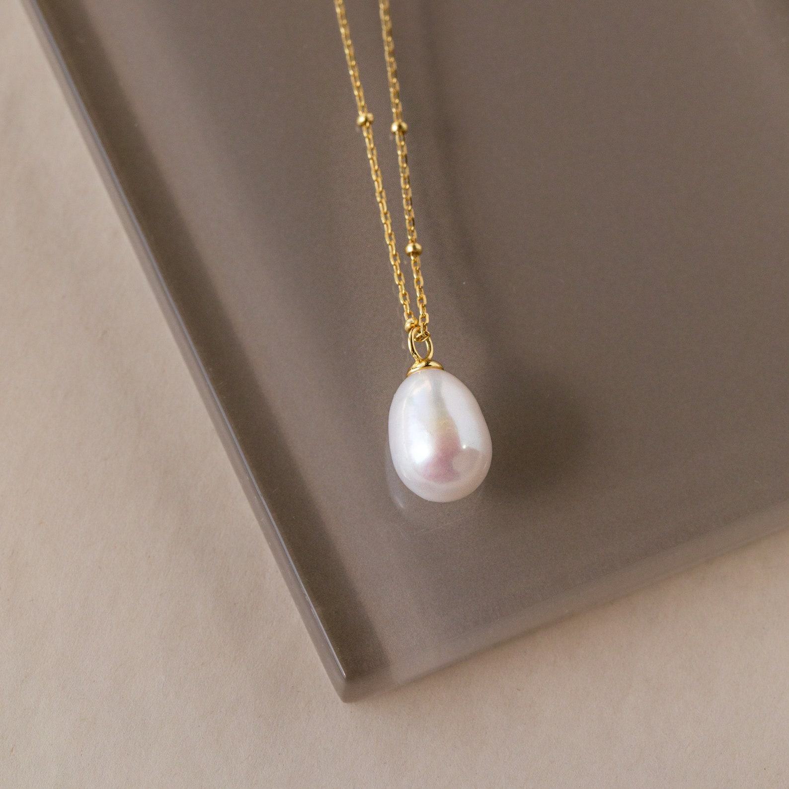 Caitlyn’s Pearl Drop Pendant Necklace A Delicate Touch for Bridesmaids and Everyday Elegance