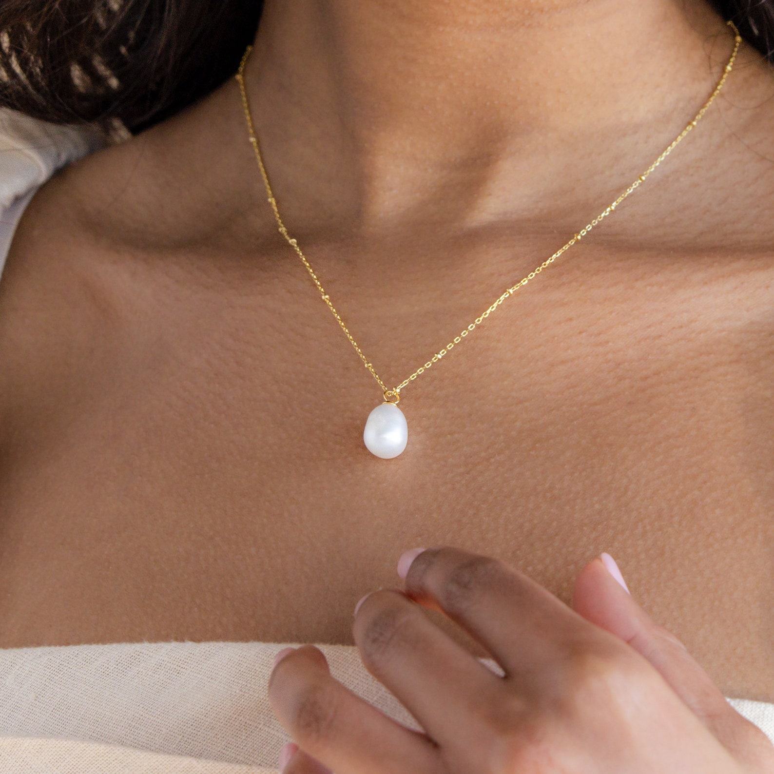 Caitlyn’s Pearl Drop Pendant Necklace A Delicate Touch for Bridesmaids and Everyday Elegance