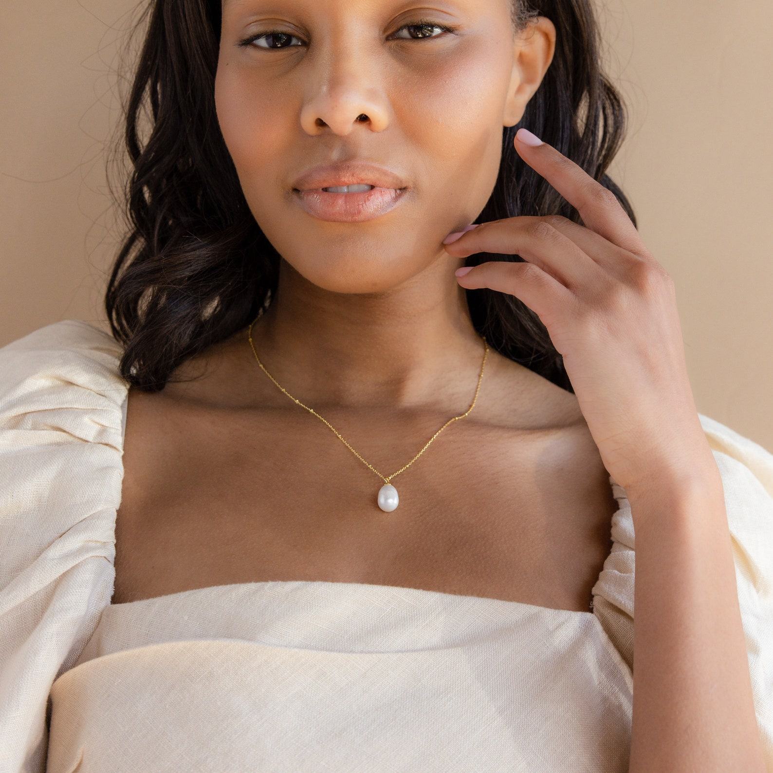 Caitlyn’s Pearl Drop Pendant Necklace A Delicate Touch for Bridesmaids and Everyday Elegance