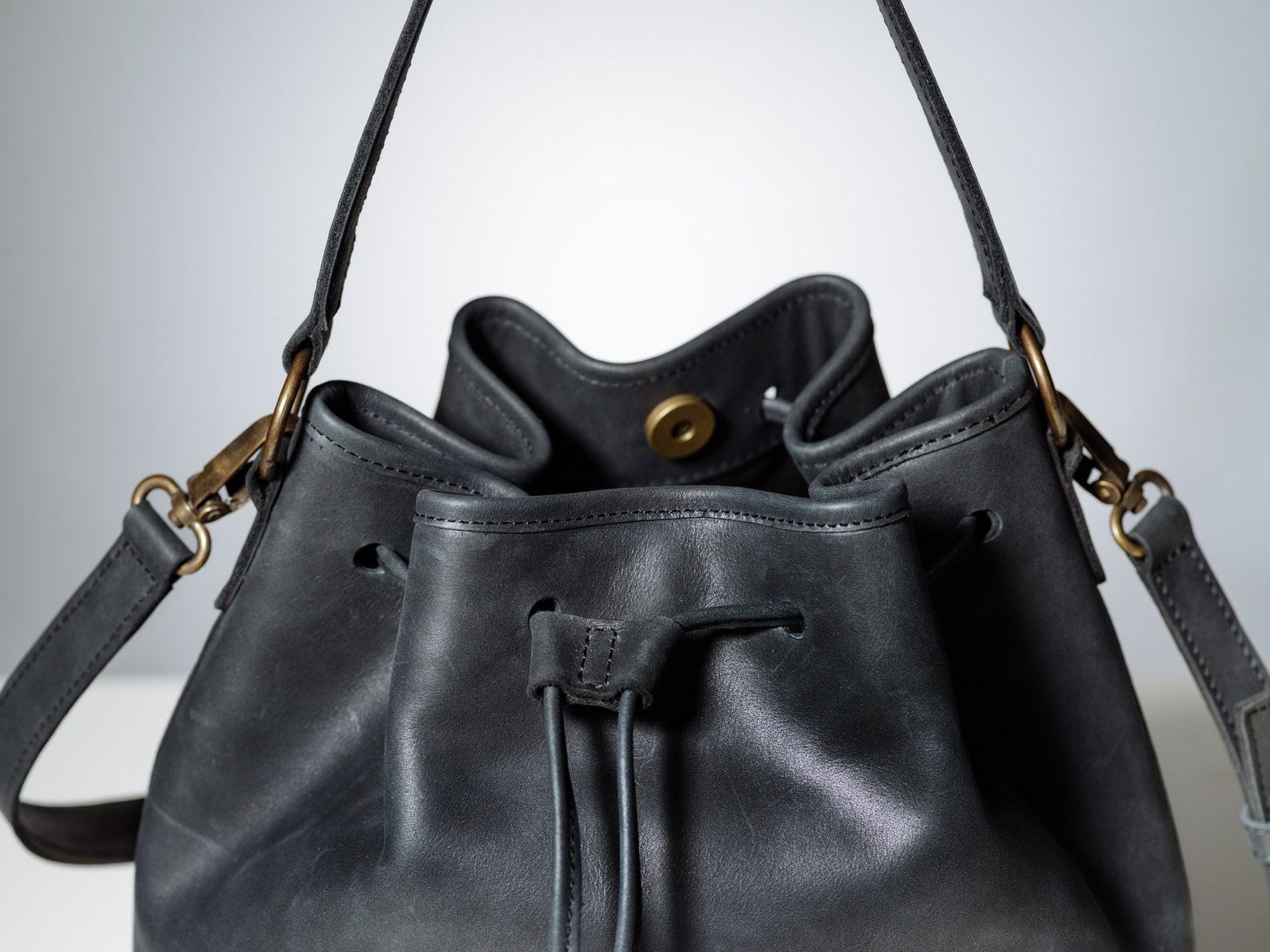 Captivating Black Bucket Bag A Versatile Accessory for Women - Image 5