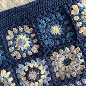 Captivating Blue Granny Square Crochet Bag A Timeless Knitted Crossbody for Everyday Style