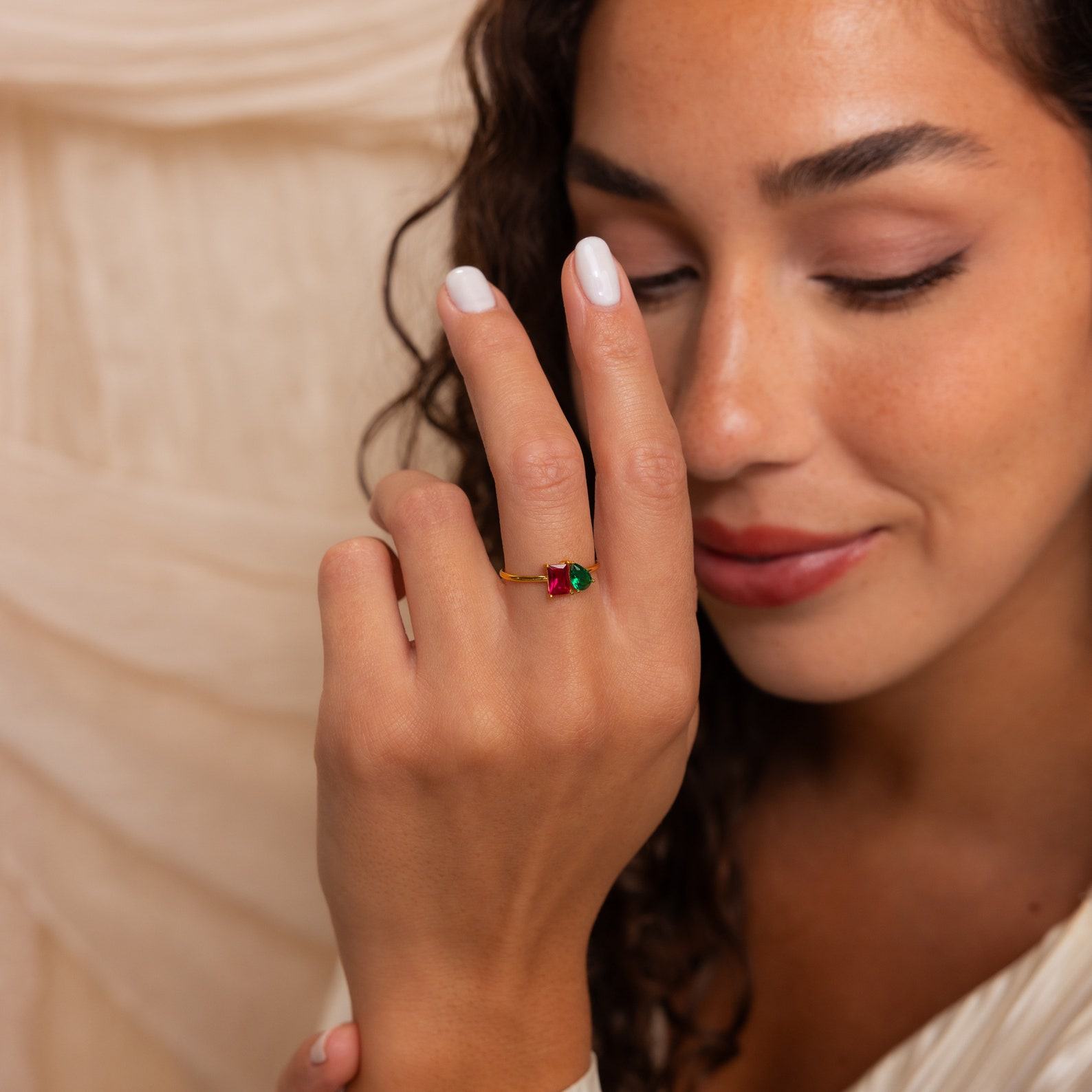 Captivating Emerald A Symphony of Green Radiance