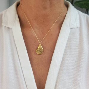 Captivating Gold Oyster Necklace Embrace the Enchanting Ocean’s Embrace