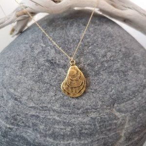 Captivating Gold Oyster Necklace Embrace the Enchanting Ocean’s Embrace