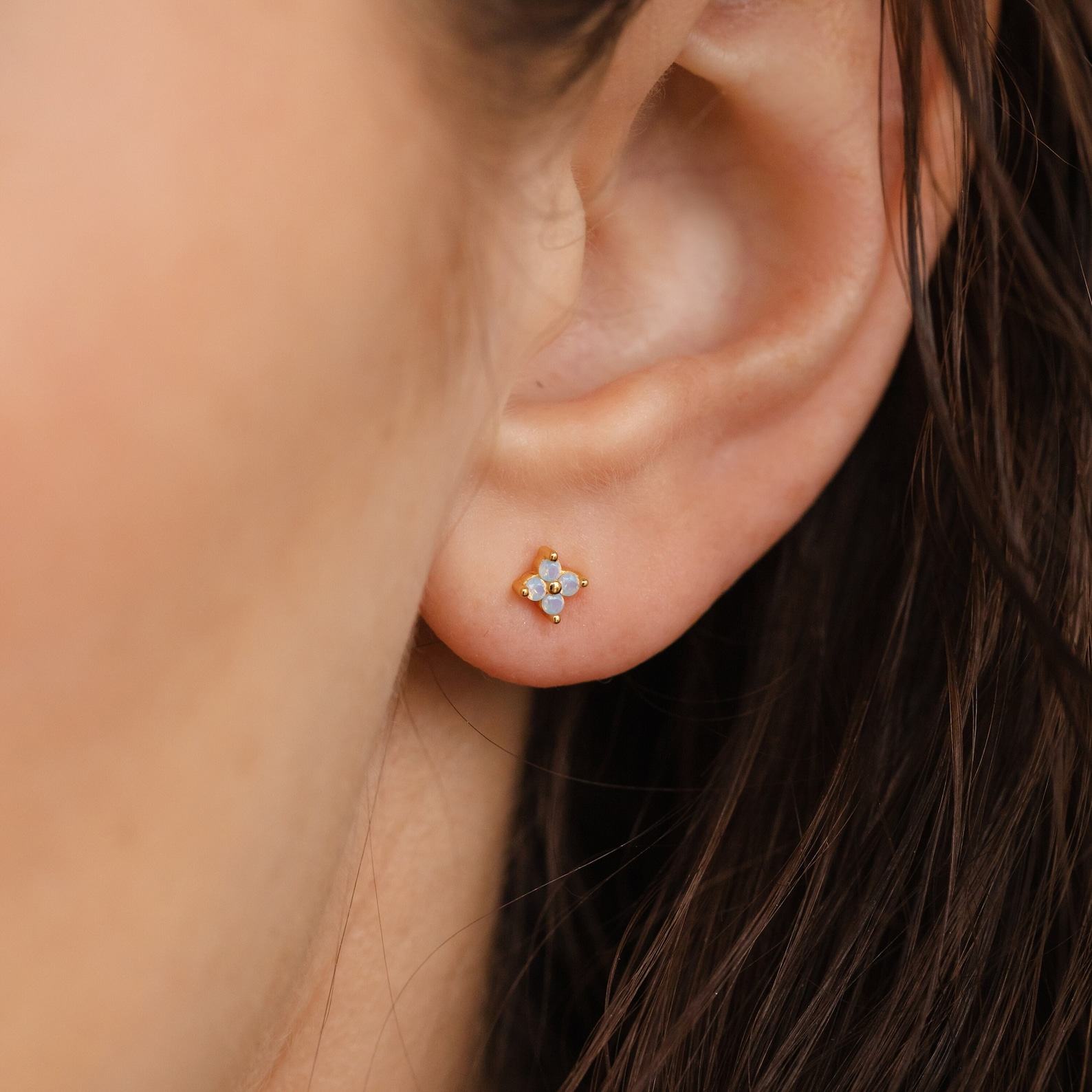 Captivating Ivy Flower Stud Earrings Minimalist Elegance for Everyday Glamour