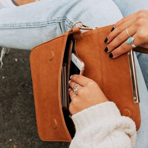 Chic Leather Crossbody Elevate Your Style with Detachable Straps and a Touch of Luxury