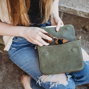 Chic Leather Crossbody Elevate Your Style with Detachable Straps and a Touch of Luxury