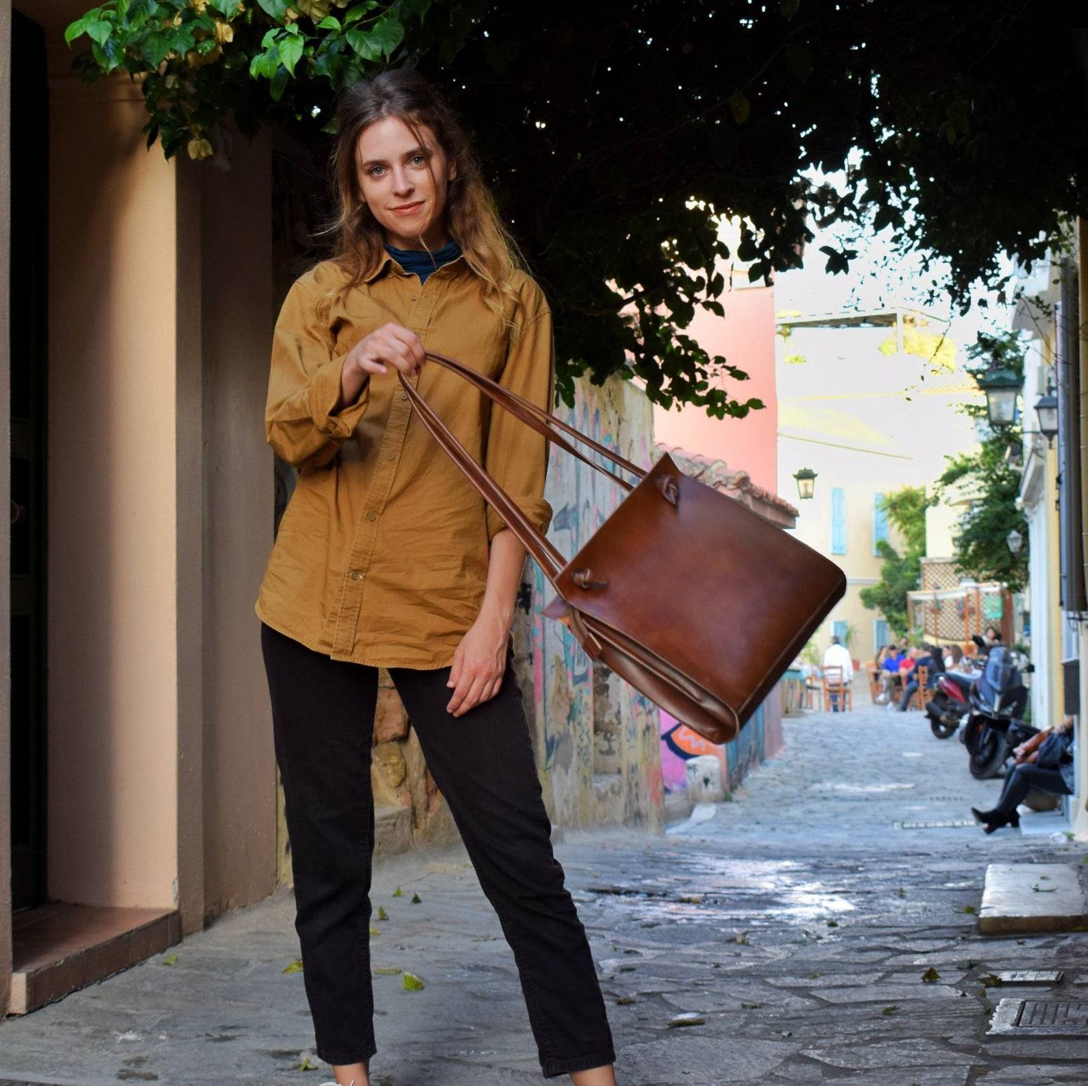 Chic Vegan Leather Shoulder Bag The Perfect Tote for Everyday Style