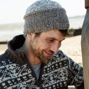Cozy and Stylish Men’s Hand-Knitted Salt and Pepper Beanie for Winter Warmth
