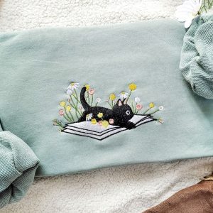 Cozy Cat and Daisy Embroidered Sweatshirt A Literary Delight for Bookworms and Cat Enthusiasts