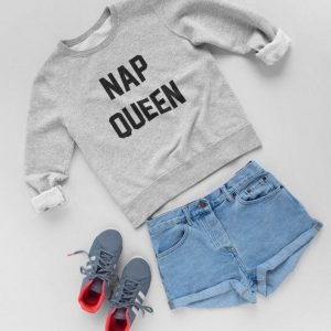 Cozy Up in Style Nap Queen Sweatshirt – The Perfect Fall Accessory for Friends