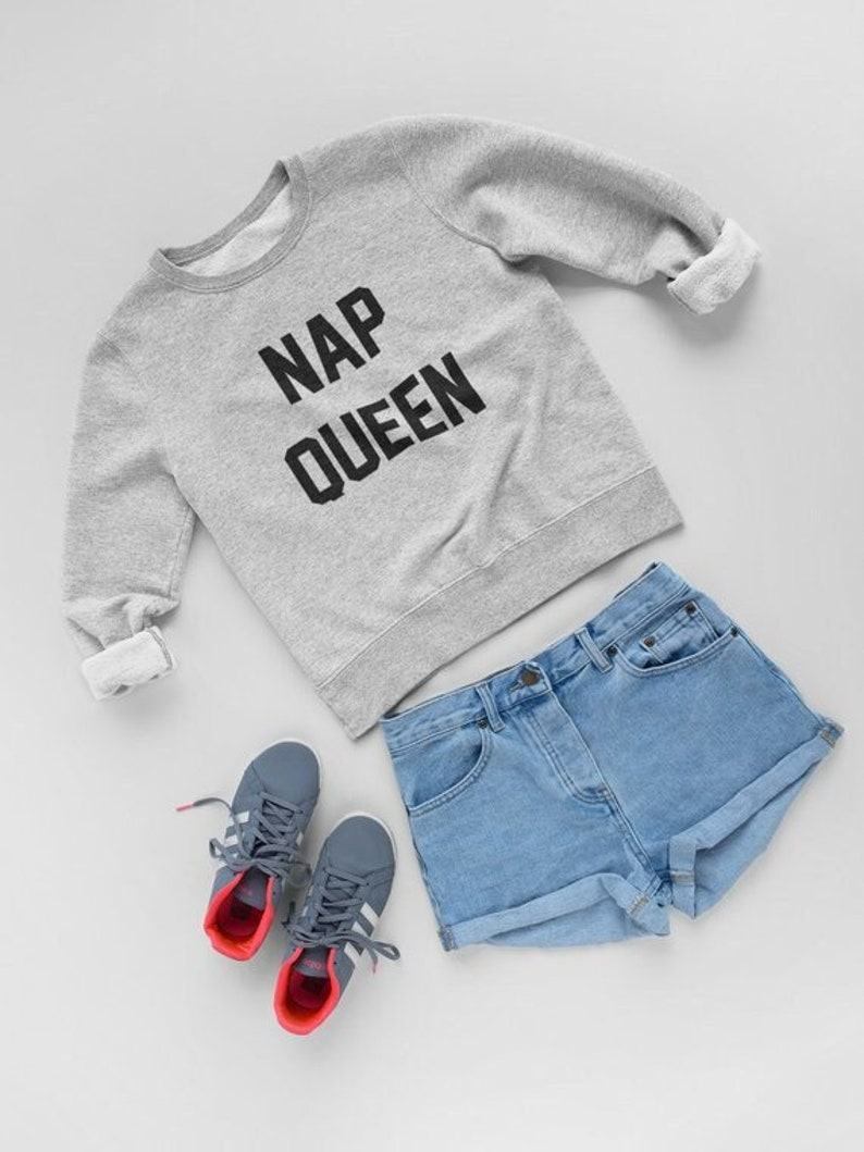 Cozy Up in Style Nap Queen Sweatshirt – The Perfect Fall Accessory for Friends