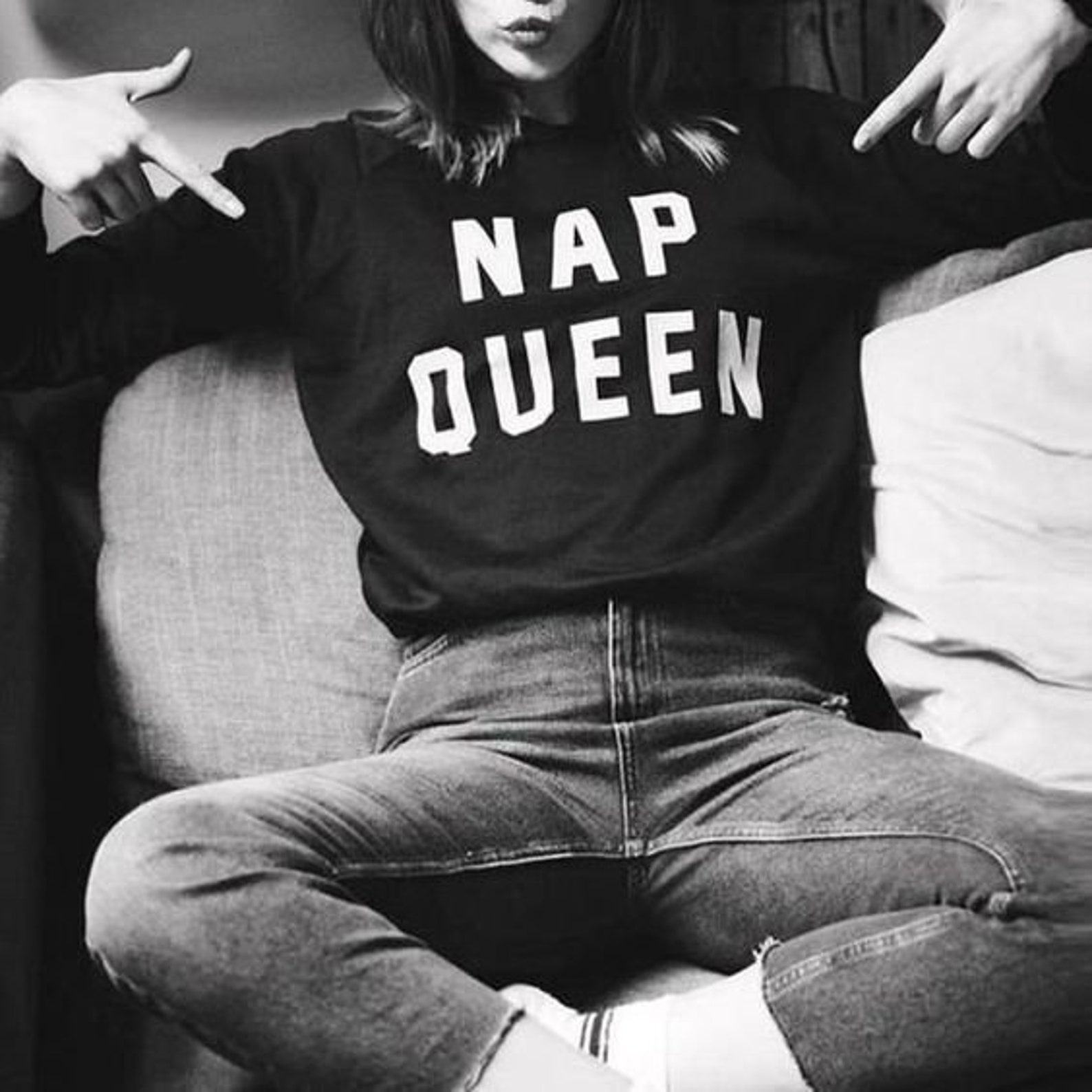 Cozy Up in Style Nap Queen Sweatshirt – The Perfect Fall Accessory for Friends