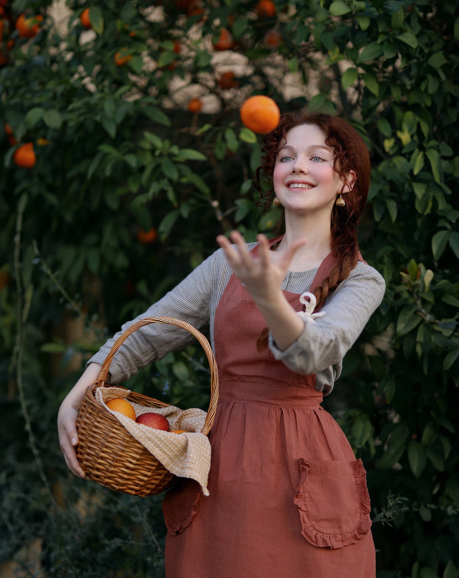 Customizable Linen Apron with Ruffle and Pockets A Stylish and Practical Item for All - Image 2