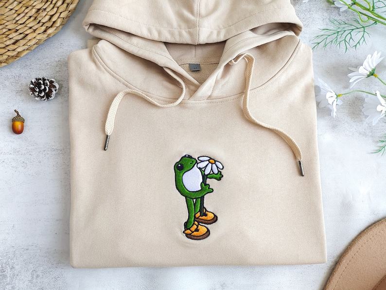 Embroidered Frog Hoodie A Hoppy and Floral Delight for Nature Enthusiasts