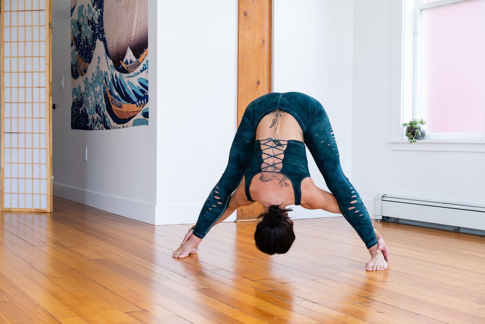 Enchanting Emerald Lace-Up Crop Top Unleash Your Inner Goddess for Yoga and Beyond - Image 5