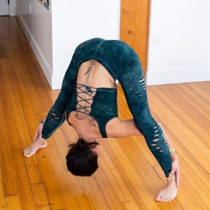 Enchanting Emerald Lace-Up Crop Top Unleash Your Inner Goddess for Yoga and Beyond