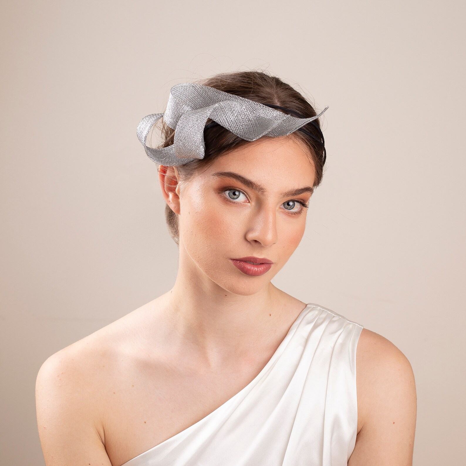 Exquisite Bridal Silver Fascinator Adorn Your Wedding Ensemble with Grace and Elegance