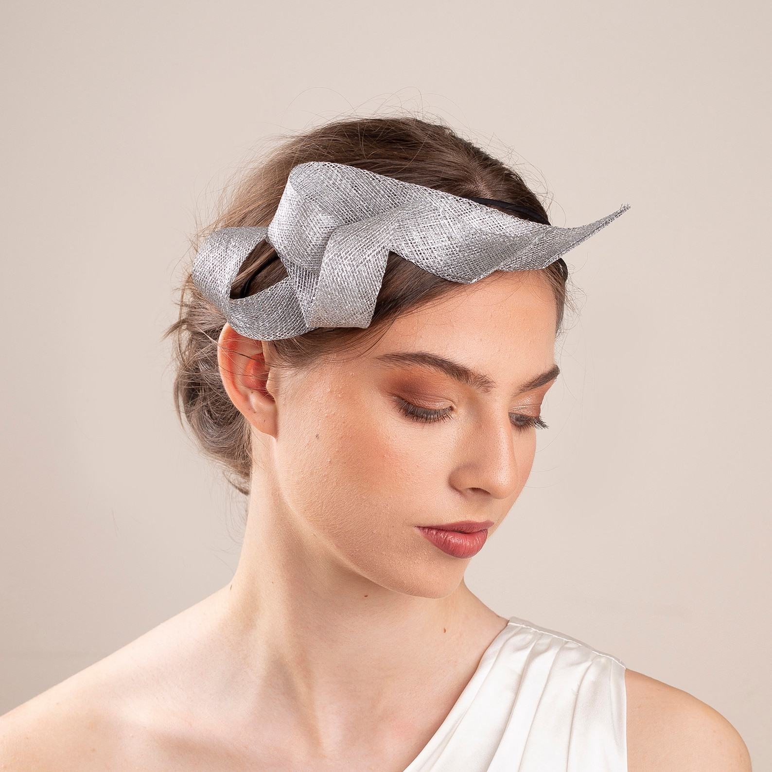 Exquisite Bridal Silver Fascinator Adorn Your Wedding Ensemble with Grace and Elegance