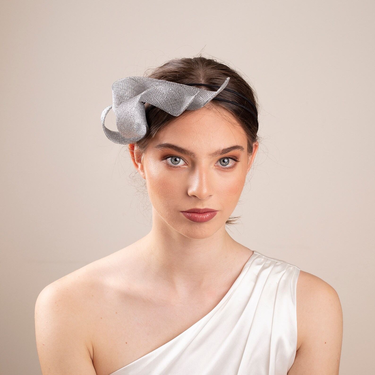 Exquisite Bridal Silver Fascinator Adorn Your Wedding Ensemble with Grace and Elegance