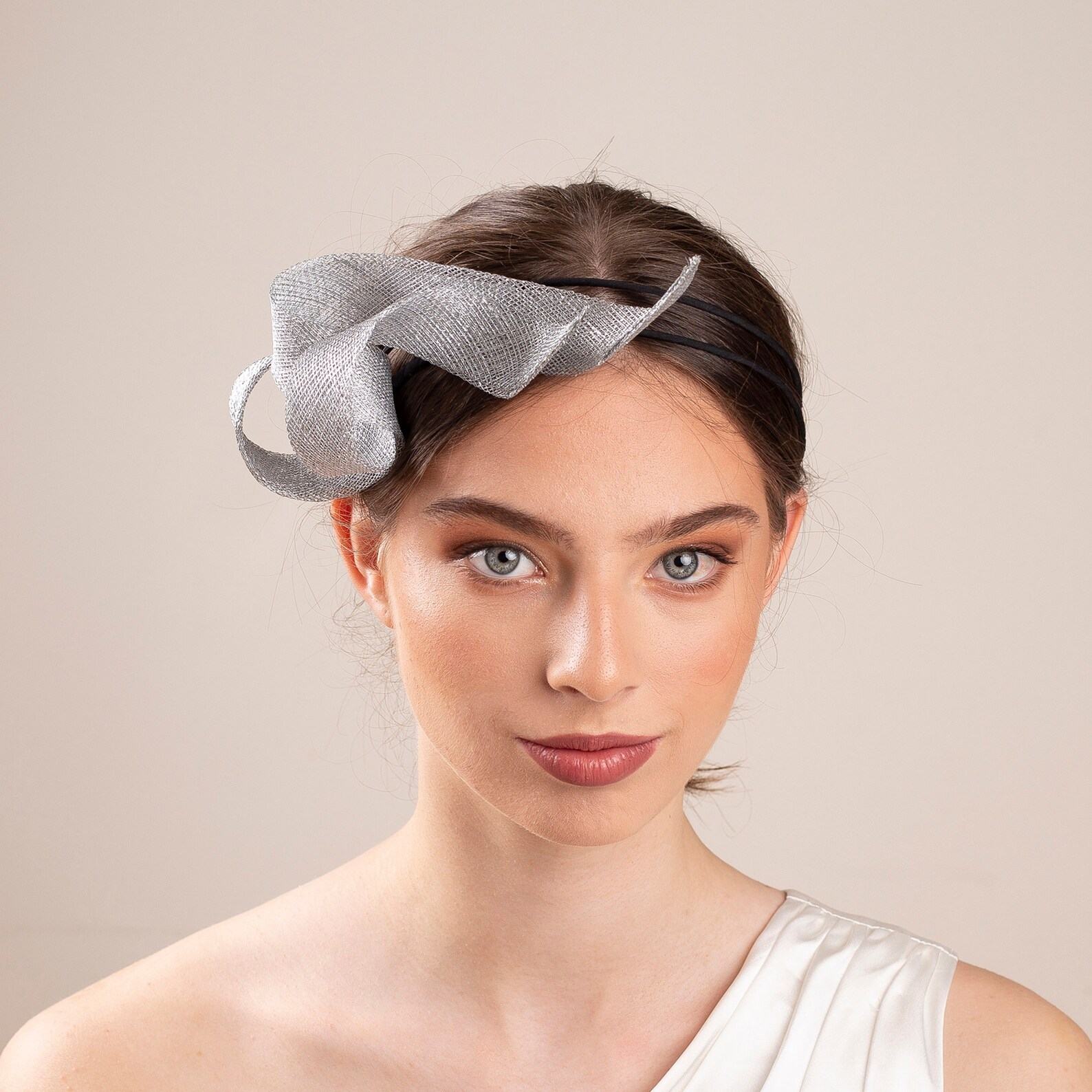 Exquisite Bridal Silver Fascinator Adorn Your Wedding Ensemble with Grace and Elegance