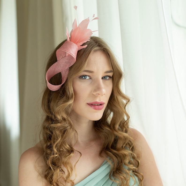 Exquisite Feather Fascinator Adorn Your Bridal Ensemble with Grace and Elegance