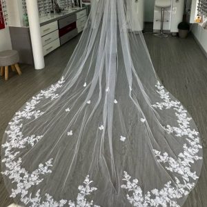 Exquisite Floral Lace Cathedral Bridal Veil Elevate Your Bridal Look with Grace and Elegance