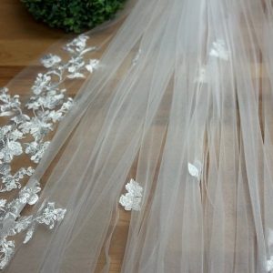 Exquisite Floral Lace Cathedral Bridal Veil Elevate Your Bridal Look with Grace and Elegance