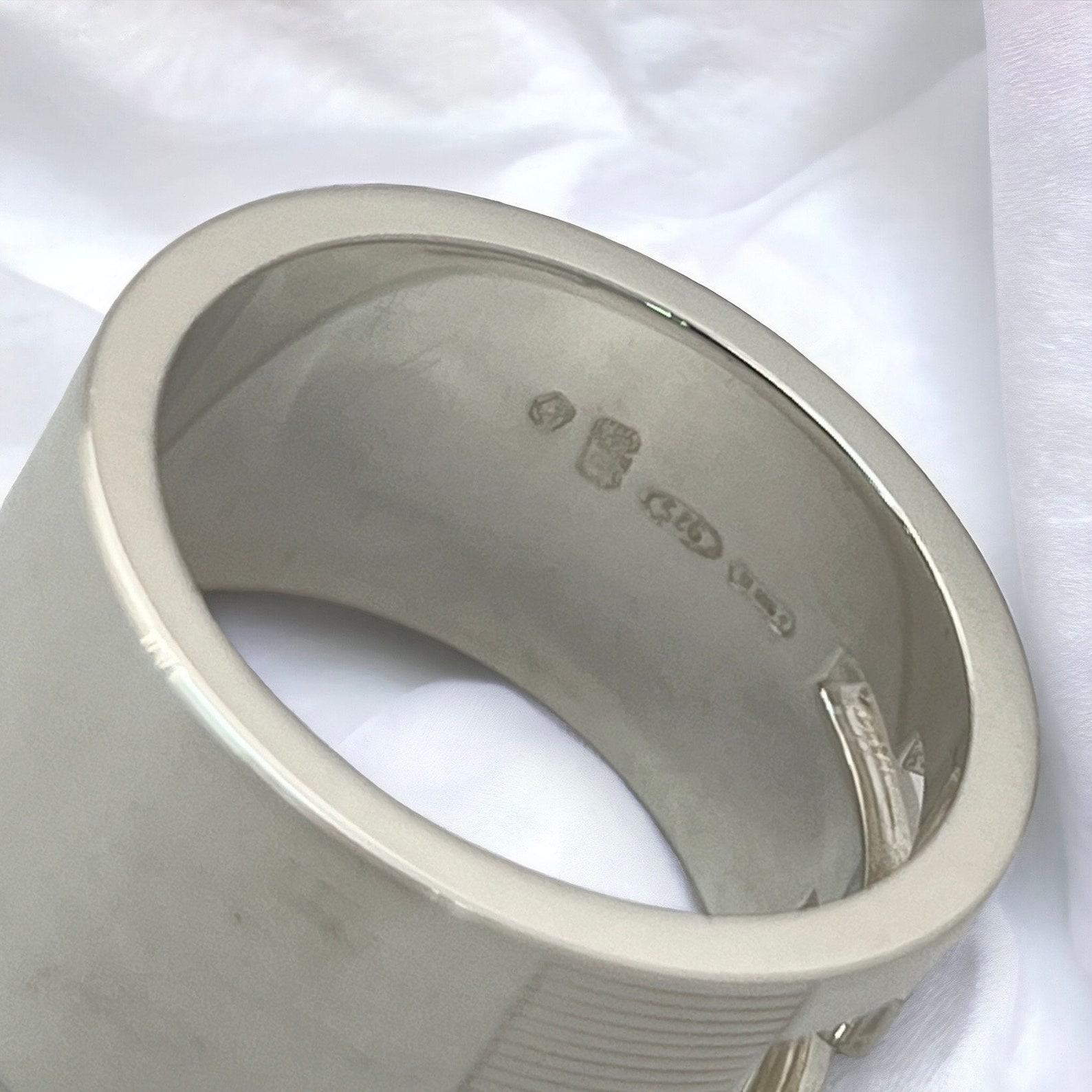 Exquisite Gucci Ring Adorn Your Finger with the Iconic Cut-Out G Logo