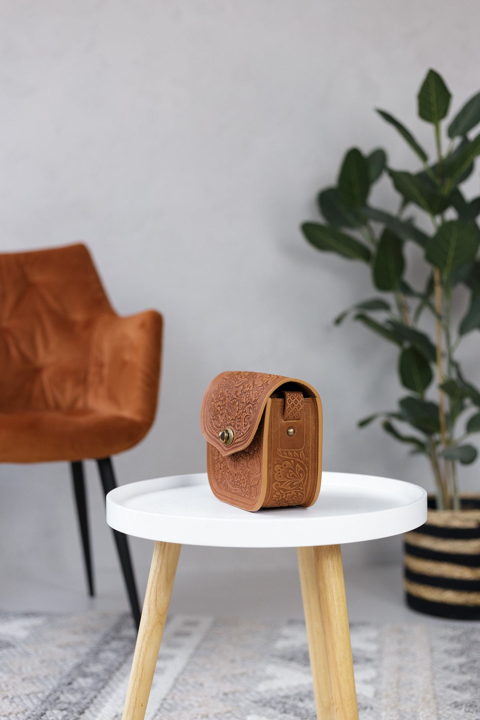 Exquisite Handmade Leather Shoulder Bag A Timeless Item for Her - Image 4