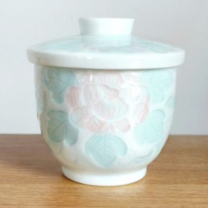 Exquisite Kutani Tea Cup 7.4oz Porcelain Masterpiece with Lid, Adorned with Roses and Leaf Motif