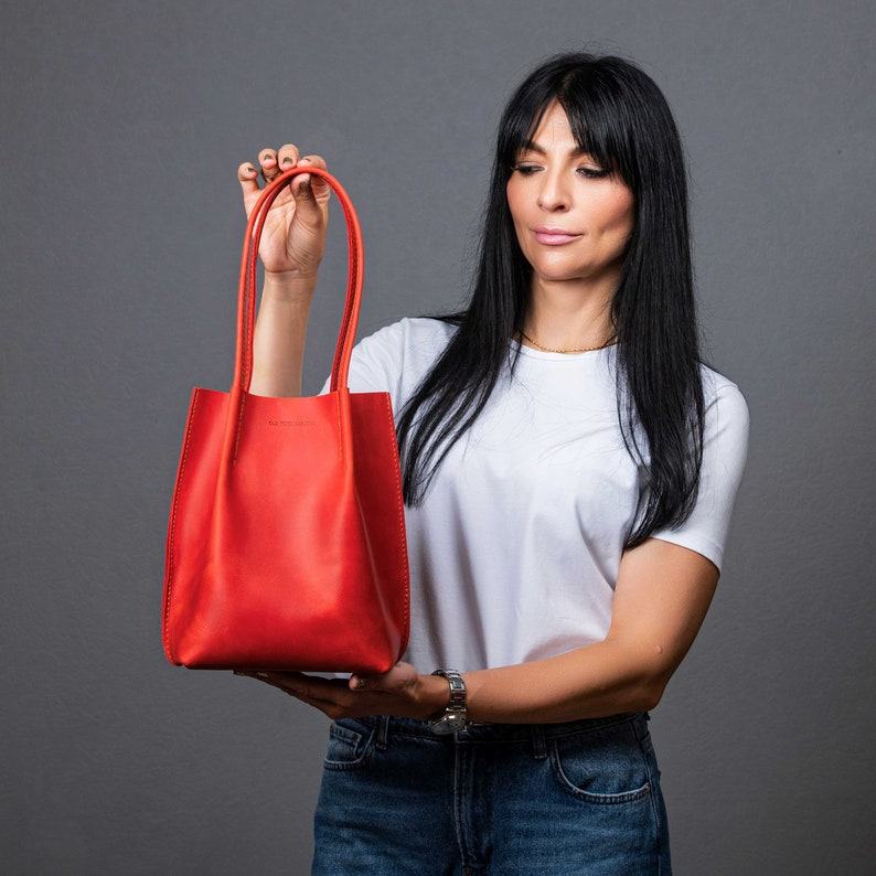 Exquisite Red Leather Tote A Timeless Accessory for the Modern Woman