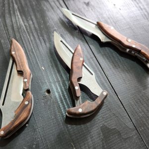 Exquisite Walnut Wood Pocket Knife A Timeless Item for Unforgettable Occasions