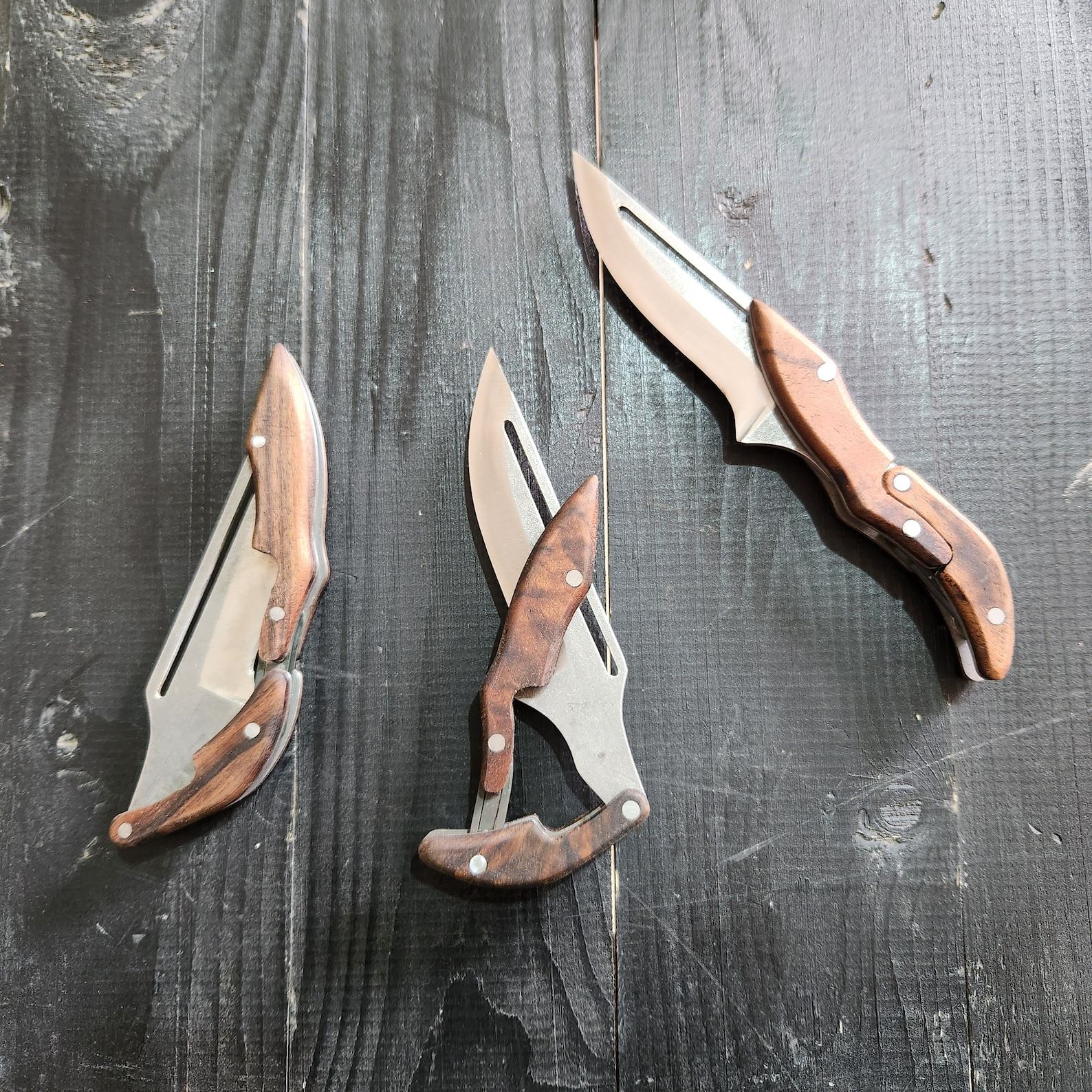 Exquisite Walnut Wood Pocket Knife A Timeless Item for Unforgettable Occasions