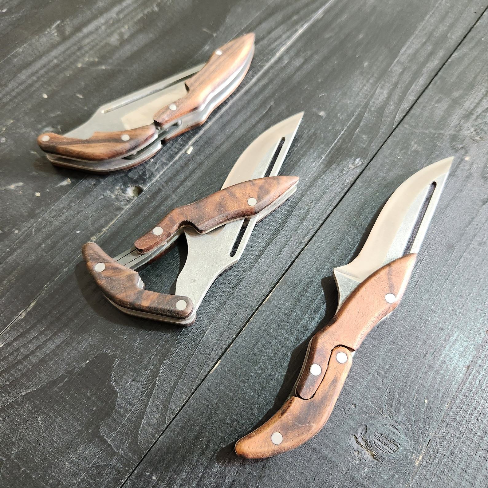 Exquisite Walnut Wood Pocket Knife A Timeless Item for Unforgettable Occasions