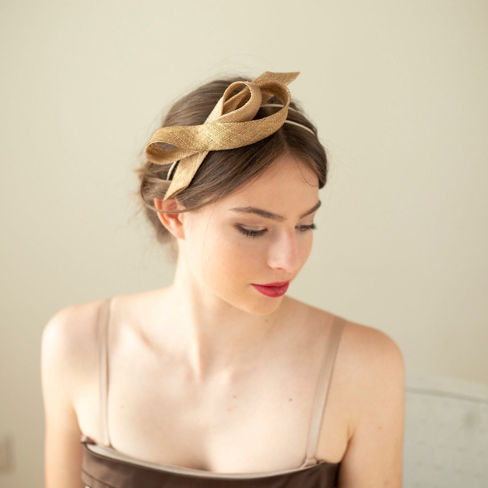 Gilded Grace Minimalist Gold Fascinator for Bridal Elegance