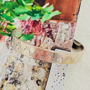 Gucci Vintage Unisex Double Logo Engraved GG Chunky Cuff Bangle Bracelet A Timeless Accessory for Every Occasion