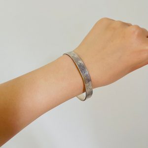 Gucci Vintage Unisex Double Logo Engraved GG Chunky Cuff Bangle Bracelet A Timeless Accessory for Every Occasion