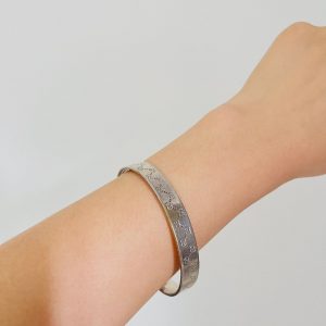 Gucci Vintage Unisex Double Logo Engraved GG Chunky Cuff Bangle Bracelet A Timeless Accessory for Every Occasion