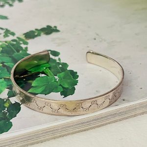 Gucci Vintage Unisex Double Logo Engraved GG Chunky Cuff Bangle Bracelet A Timeless Accessory for Every Occasion