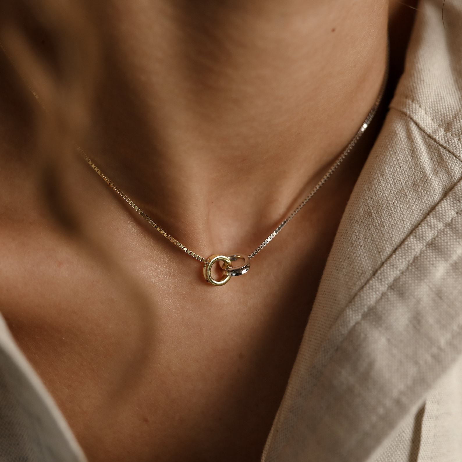 Interlocking Circles Necklace A Timeless Symbol of Unity and Love