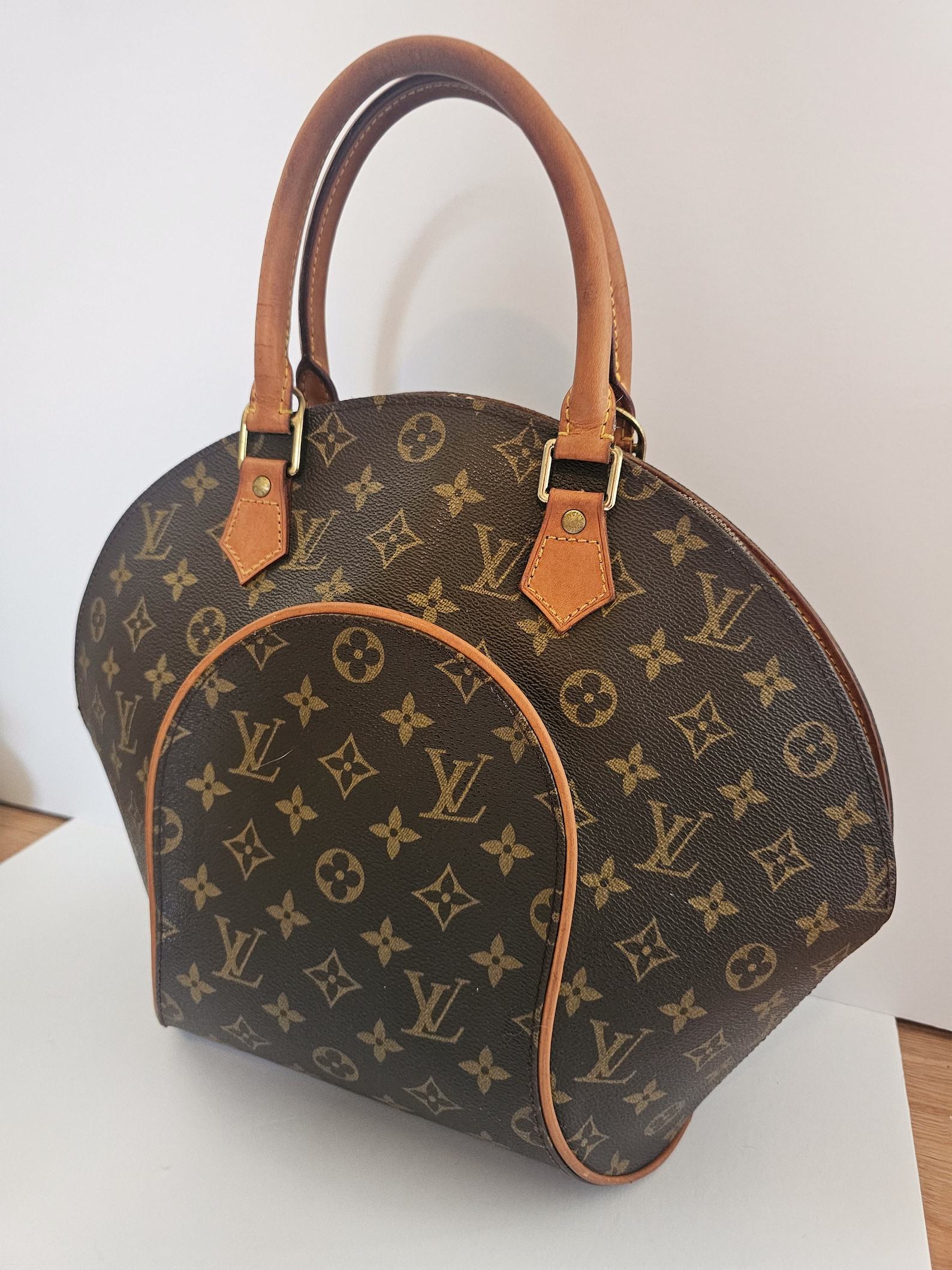 Louis Vuitton Elipse MM Handbag Timeless Elegance for the Modern Woman - Image 3