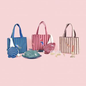 Parrot Paradise Unleash Your Inner Exotic with Our Vibrant Handbag