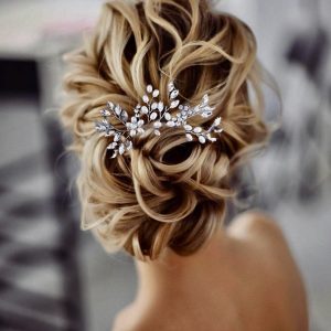 Pearlescent Elegance Bridal Veils Adorned with Shimmering Pearls