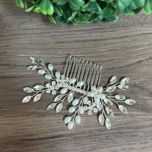 Pearlescent Elegance Bridal Veils Adorned with Shimmering Pearls