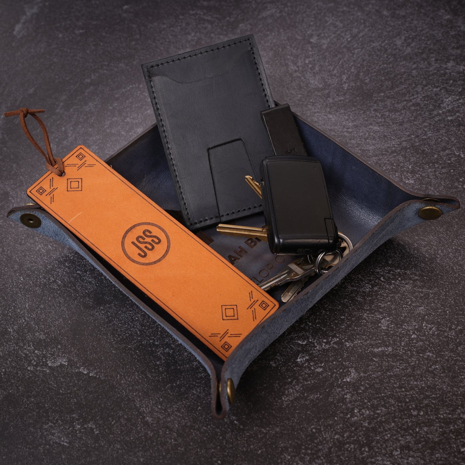 Personalized Leather Valet Tray A Timeless Graduation Keepsake for the Class of 2024